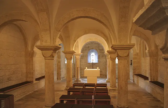 Blick in die Krypta der Klosterkirche Heilig Kreuz in Bergen bei Neuburg.
