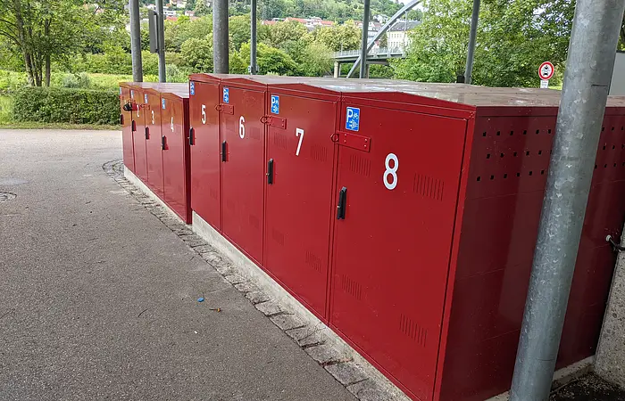 In acht, mit eigenem (Fahrrad-)Schloss, abschließbaren Boxen kann Ihr Fahrrad sicher eingeschlossen werden damit einer Erkundungstour in Riedenburg nichts mehr im Wege steht. Ebenfalls finden Sie in vier der acht Boxen Lademöglichkeiten für Ihr E-Bike.