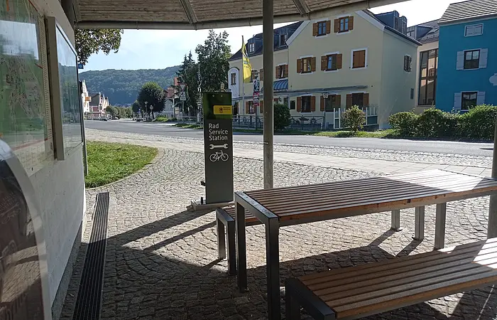 An heißen Sommertagen bietet sich die Radstation perfekt für eine Pause im Schatten an.