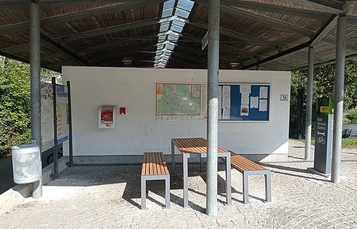 Neben der Fahrradstation am Marktplatz finden Sie zusätzlich eine „Fahrrad-Servicestation“ an der St. Anna Brücke in Riedenburg. Direkt am Radweg am Main-Donau-Kanal steht diese Servicestation rund um das Thema Radfahren für Sie bereit. Damit Sie sich einen ersten Überblick über die Region, verschiedene Rad(rund)touren und Riedenburg verschaffen können, finden Sie an dieser Station Informationstafeln. In acht, mit eigenem (Fahrrad-)Schloss, abschließbaren Boxen kann Ihr Fahrrad sicher eingeschlossen werden damit einer Erkundungstour in Riedenburg nichts mehr im Wege steht. Ebenfalls finden Sie in vier der acht Boxen Lademöglichkeiten für Ihr E-Bike. Als zusätzlicher Service steht Ihnen für kleine Reparaturen eine Fahrrad-Reparatur-Säule zur kostenlosen Nutzung zur Verfügung. Ruhebänke mit Blick auf den Kanal laden zum Entspannen und zum Pause machen ein und runden unsere „Fahrrad-Servicestation“ ab.