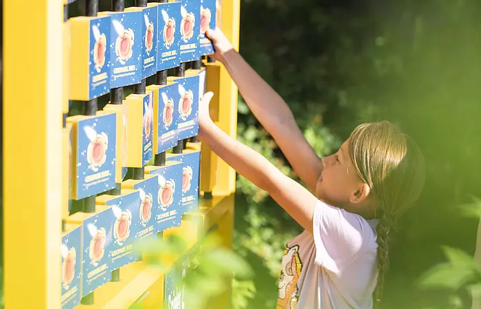 Ein Mädchen spielt an der Kinder-Erlebnisstation im Kreuzgraben.