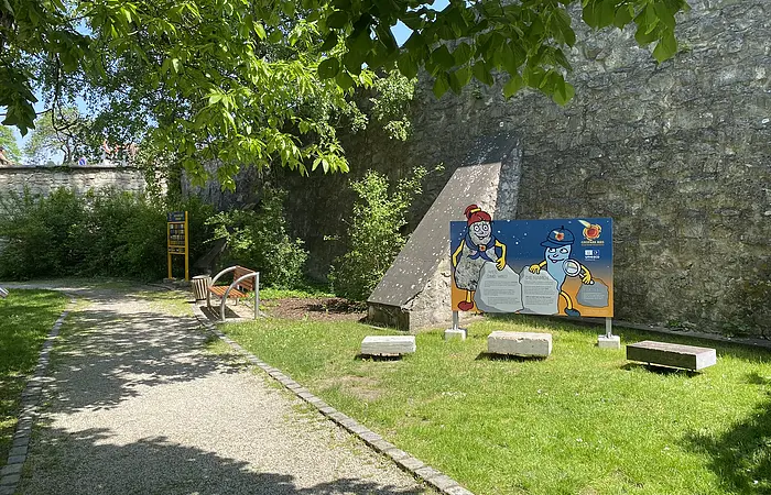 Die Kinder Erlebnisstation im Stadtgraben mit Informationstafel