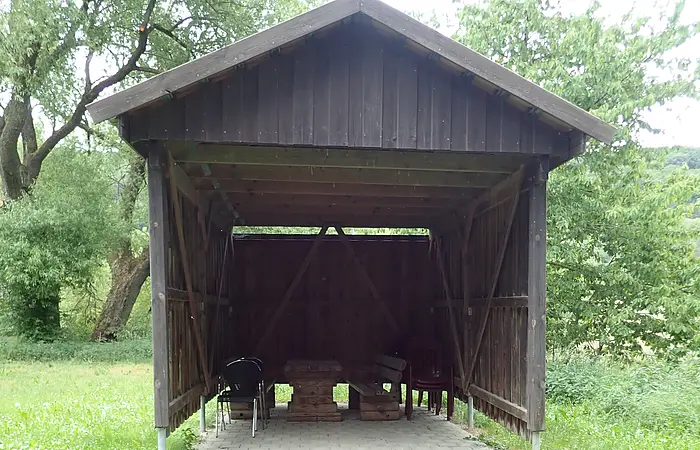 Die Schutzhütte auf dem Bootsrastplatz ist komplett aus Holz gebaut und steht auf einer gepflasterten Ebene, damit man bei einem Unwetter nicht zu nass wird.