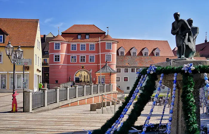 Donauwörth - der Fischerbrunnen österlich geschmückt auf der Altstadinsel Ried