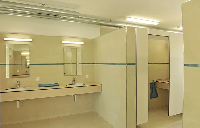 Waschräume des Campingplatzes großzügig gebaut und dezent in creme gehalten.