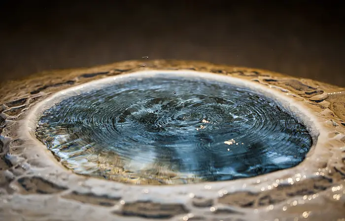 Ein großes rundes Wasserbecken, das mit hellblauem Wasser gefüllt ist.