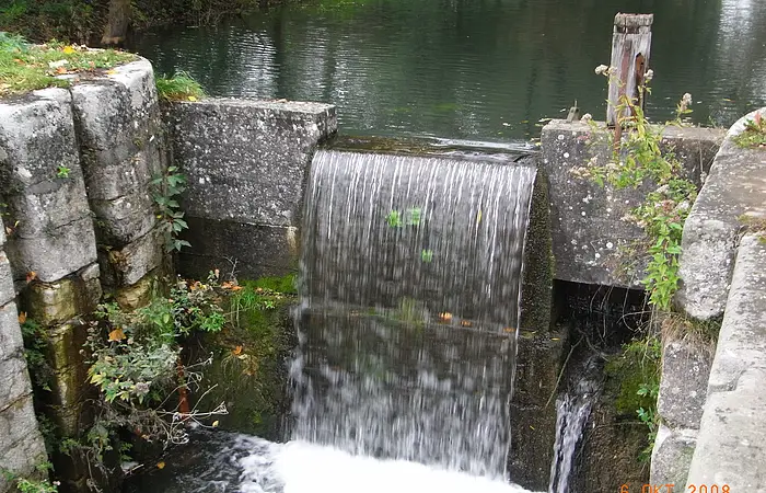 alte Staumauer mit kleinem Wasserfall