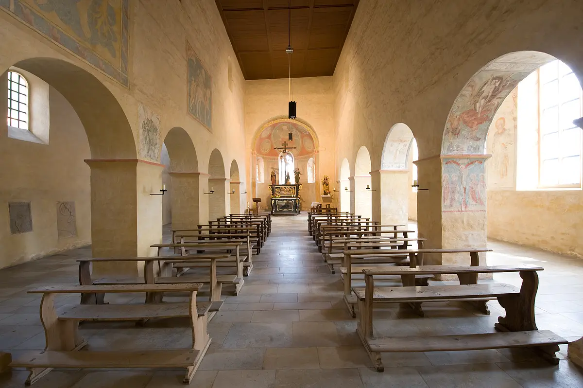 Basilika St. Martin Greding Die Martinskirche ist die größte romanische Basilika im Bistum Eichstätt dar. Die ältesten Gebäudeteile, die fünf unteren Turmgeschosse, stammen aus dem späten 11. Jahrhundert.