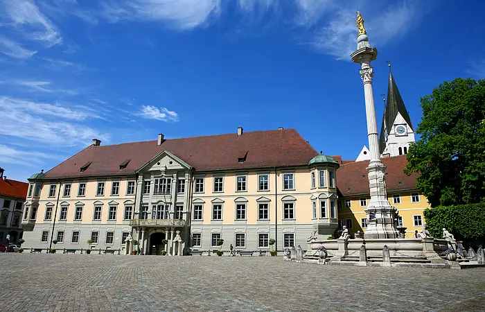 Residenz Gebäude mit Residenzplatz und Brunnen mit Mariensäule
