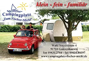 Anzeige Campingplatz "Zum Fischer-Michl" in Wald Werbung des Campingplatz Zum Fischer Michl. Kinder sitzen in einem kleinen roten Cabrio anwelchem ein kleiner Wohnwagen hängt. Am oberen Bildrand ist zu lesen klein fein familiär sowie die Adresse des Campingplatzes. Wald Seezentrum 4 91710 Gunzenhausen Telefon 098312784 Fax 0983180397 und die Webseite www.camping-fischer-michl.de
