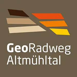 Georadweg Altmühltal Das Logo des Georadweg Altmühltal ist auf braunem Hintergrund und über dem Schriftzug sind 6 Striche in unterschiedlichen Farben zu sehen.