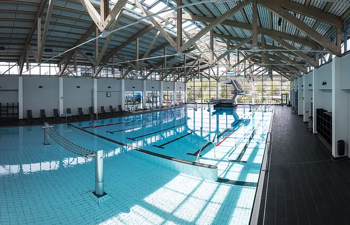 Innenaufnahme des gesamten Sportbecken