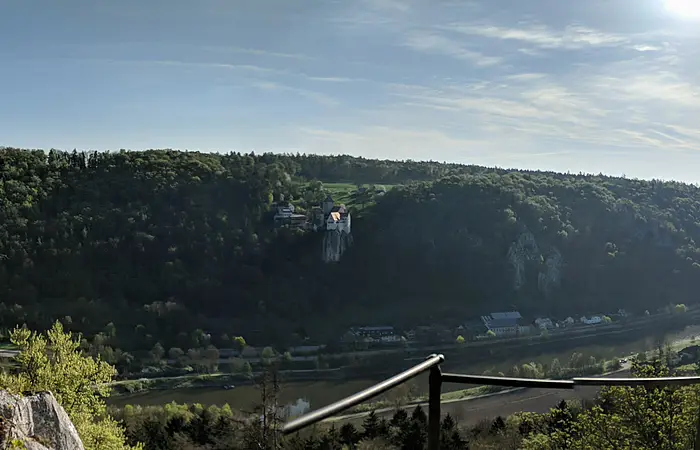Der Blick von der Klamm lässt uns über den Main-Donau-Kanal und das Talschweifen. Auf der gegenüberliegenden Seite blinzt die Burg Prunn, aus den bewaldeten Hängen heraus.