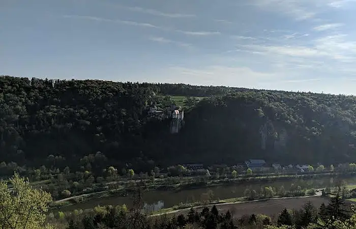 Der Blick von der Klamm lässt uns über den Main-Donau-Kanal und das Talschweifen. Auf der gegenüberliegenden Seite ragt die Burg Prunn, aus den bewaldeten Hängen heraus.