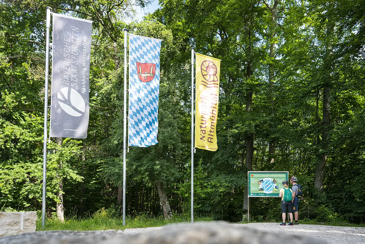 Geografischer Mittelpunkt Bayerns am Limesrad- und Wanderweg Geografischer Mittelpunkt