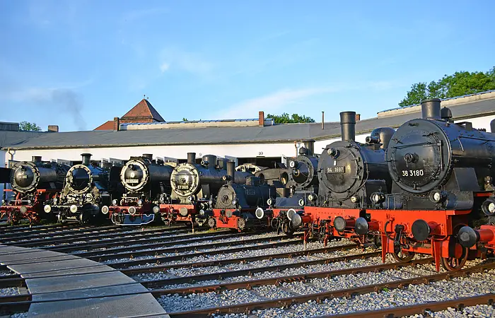 Die große Drehscheibe mit verschiedenen Loken im Bayerischen Eisenbahnmuseum
