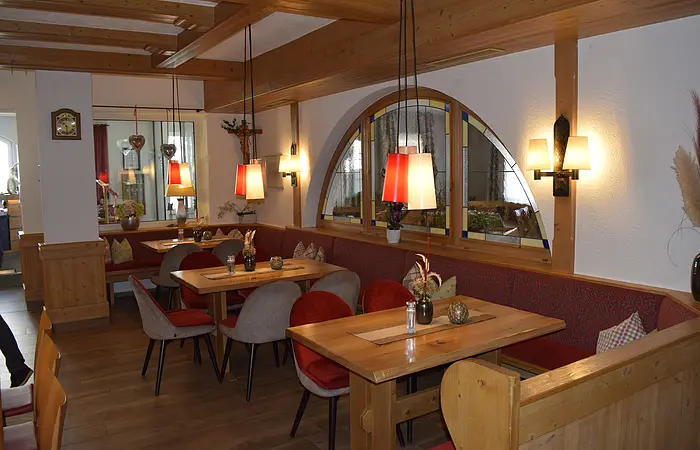 Anblick von Tischen mit Dekoration im Restaurant des Landhotel Zur Jurahöhe