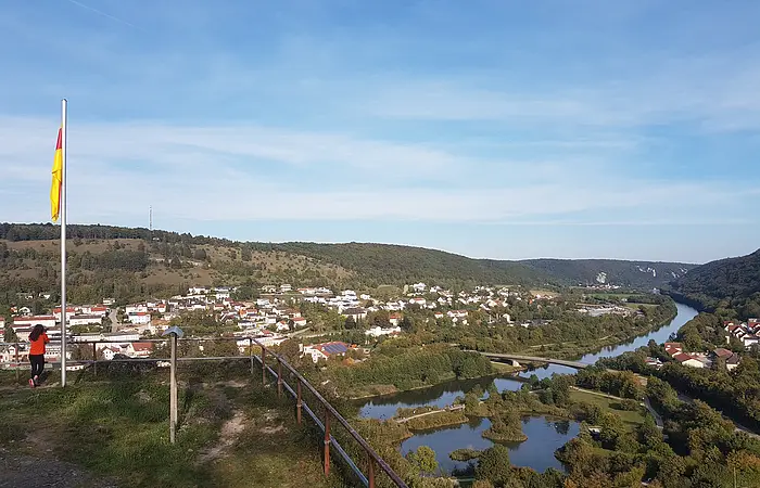 Vom Drei-Burgen-Steig hat man einen super Blick über ganz Riedenburg und den Main-Donau-Kanal.