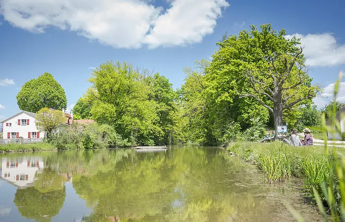 Karlsgraben mit Bäume im Hintergrund
