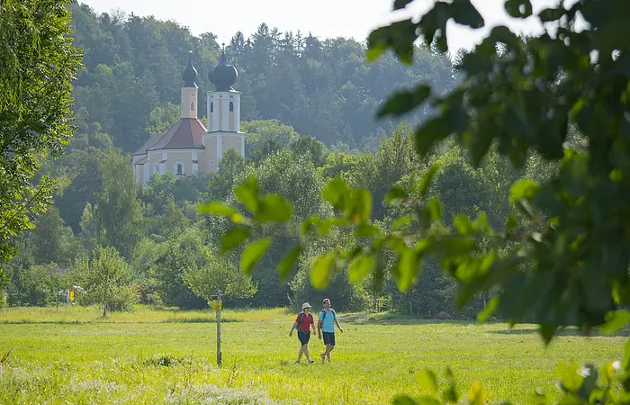 Wanderer vor der Wallfahrtskirche St. Sebastian Breitenbrunn