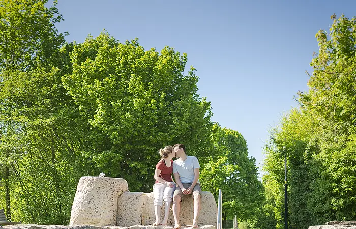küssendes Pärchen am Wassertretbecken im Kurpark