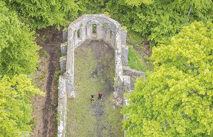 Die kleine Kirche 200 Meter südwestlich des Uhlberggipfels, auch Uhlbergkapelle genannt, wurde im Bauernkrieg  1525 verwüstet. Um die Ruine ranken sich zahlreiche Legenden, angeblich soll es dort spuken. Sie liegt zwischen Treuchtlingen und Wolferstadt.
Das Foto zeigt die Ruine von oben mit zwei Wanderern.