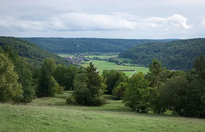 Von der Schlaufe hat man einen wunderschönen Blick auf Schernfeld, die Wacholderheide und die Wälder ringsum.