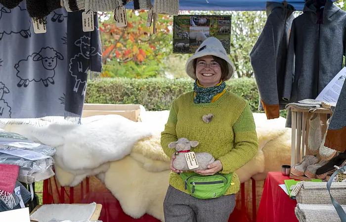 Frau mit Warenangebot am Stand