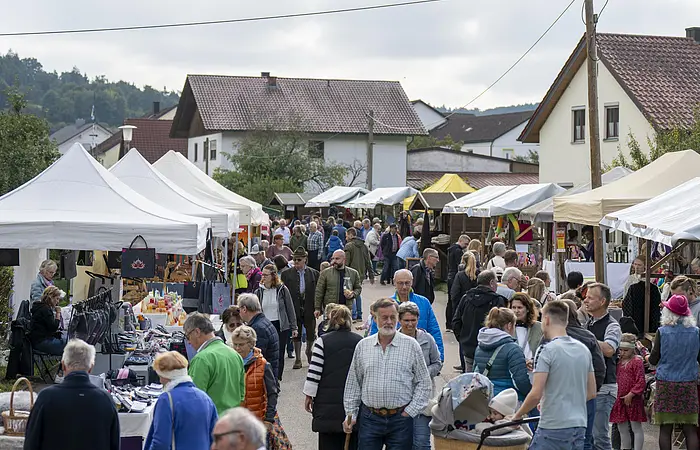 Markttreiben mit Ständen und Menschen