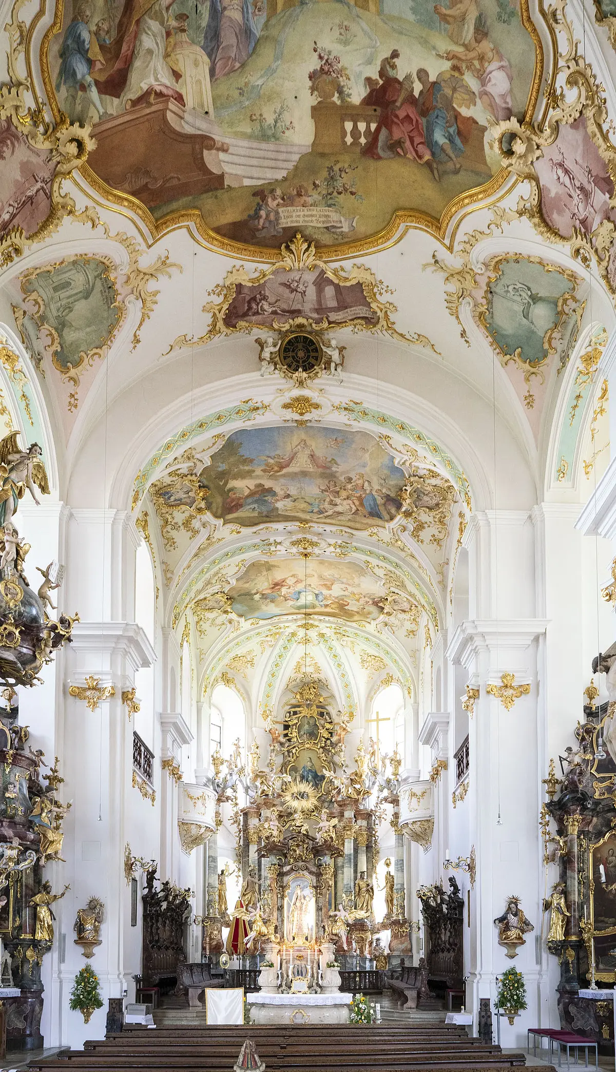 Innenraum der Wallfahrtsbasilika Maria Brünnlein Innenraum mit Stuckdecke der Wallfahrtsbasilika Maria Brünnlein.