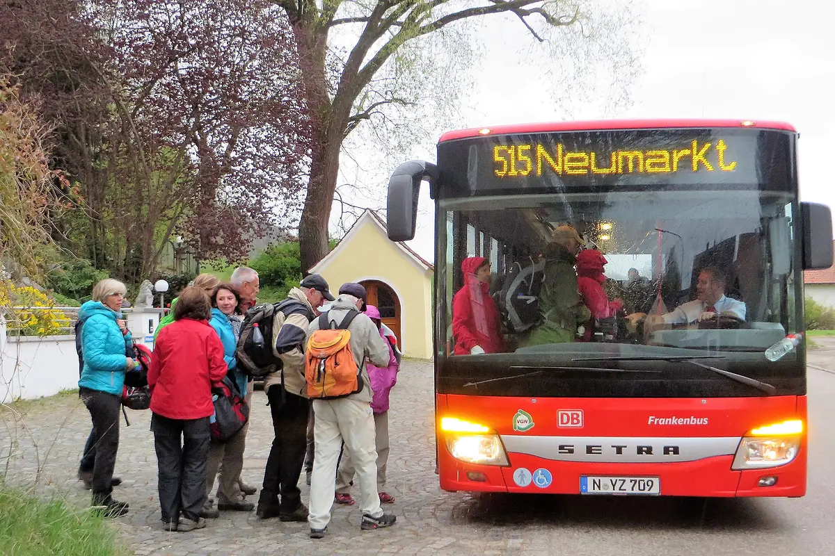 Freizeitlinie 515 Der Freizeitbus 515 Richtung Neumarkt unterwegs, hält gerade und eine Wandergruppe steigt zu.