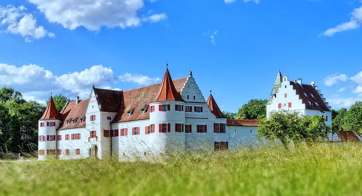 Jagdschloss Grünau Das Jagdschloss Grünau liegt östlich von Neuburg an der Donau im größten zusammenhängenden Auwaldgebiet Mitteleuropas inmitten grüner Wiesen und Bäume.