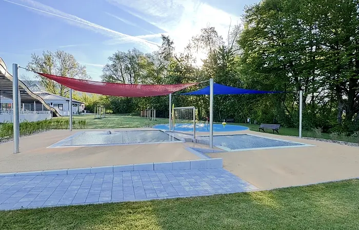 Kinderbereich mit Sonnensegel, zwei Kinderbecken und Spraypark
