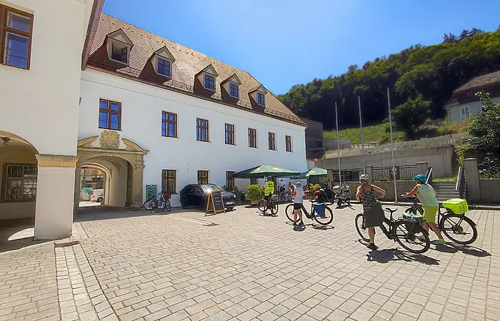 Eine Gruppe Radfahrer macht sich auf den Weg zur Schenke.