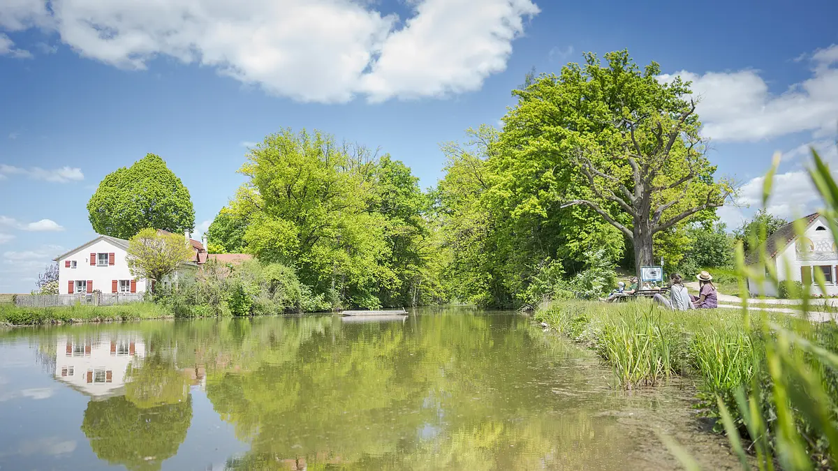 Karlsgraben mit Bäume im Hintergrnd Karlsgraben mit Bäume im Hintergrund