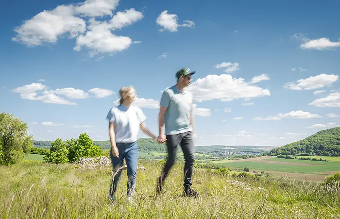 Pärchen verschwommen erkennbar, gehen am Bubenheimer BergSpazieren