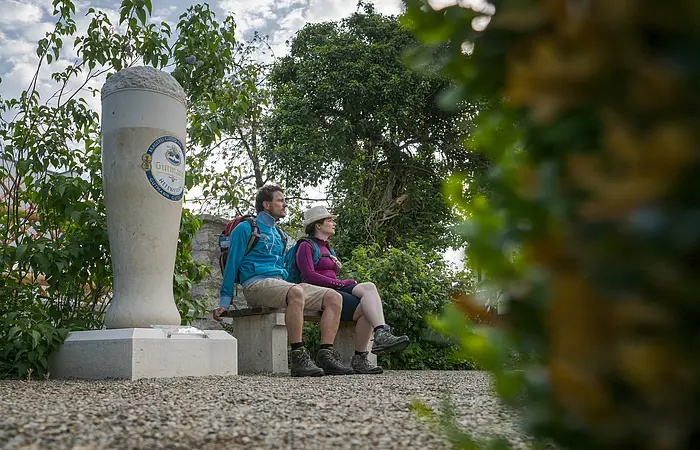 Wanderer im Garten der Brauerei Gutmann in Titting