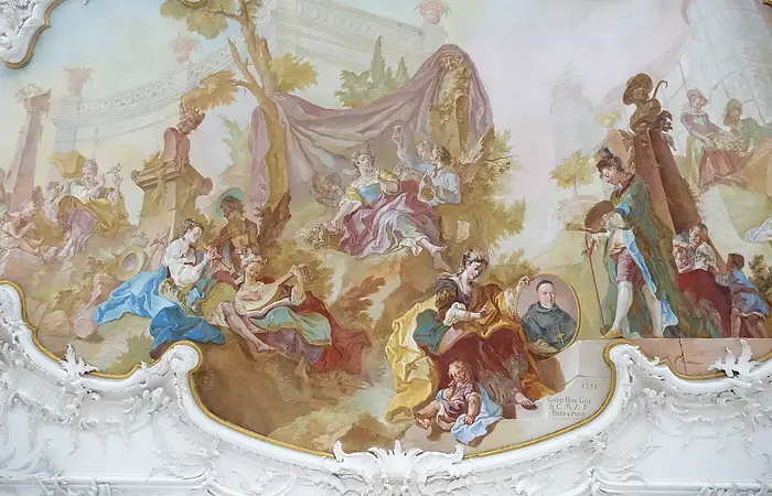Blick auf ein Deckenfresko im Festsaal des Schlosses  Leitheim