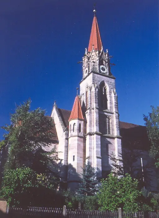 Katholische Kirche St. Maria Außenansicht auf die im neugotischen Stil errichtete, katholische Kirche St. Maria in Roth.