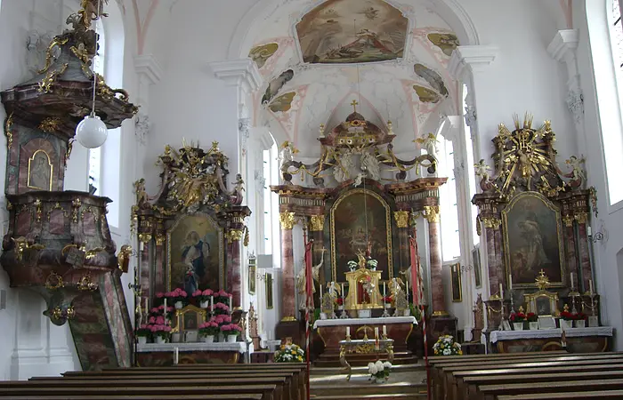 Blick in die Pfarrkirche St. Margaretha mit Hauptaltar und den beiden Seitenaltären. Links im Bild sieht man die Kanzel.