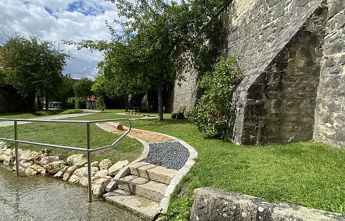 Der Barfußpfad liegt idyllisch im Wemdinger Stadtgraben.