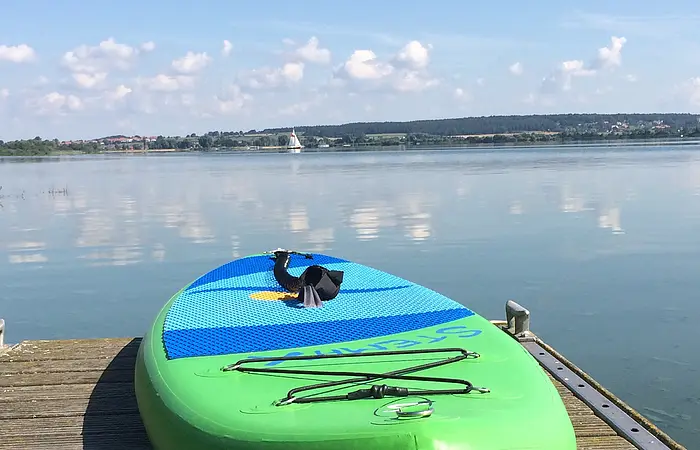 Grün-blaues Board liegt am Steg