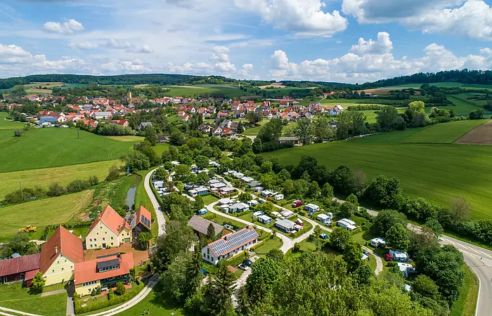 Flugbild mit Sicht von Norden auf den Campingplatz Hasenmühle und den Ort Hechlingen am See