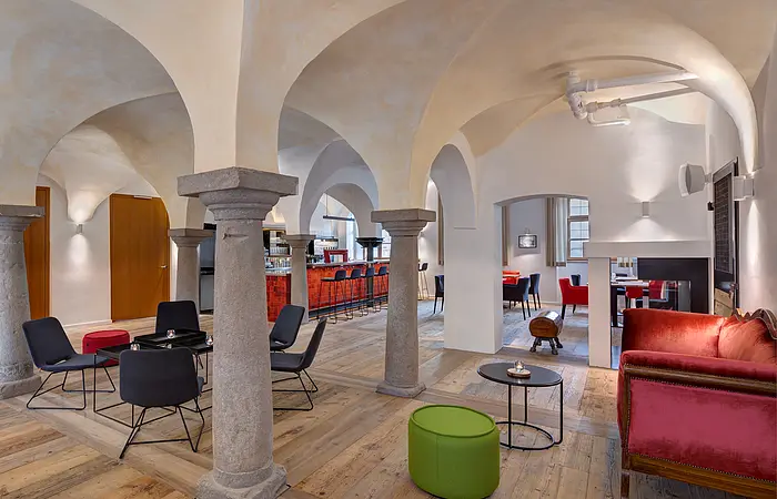 Historisches Gewölbe mit modernen Möbeln im Lounge-Stil.