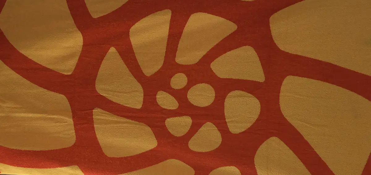 Das Saunatuch ist gelb orange und zeigt einen stilisierten Ammoniten, wie auch im Logo des Naturparks.