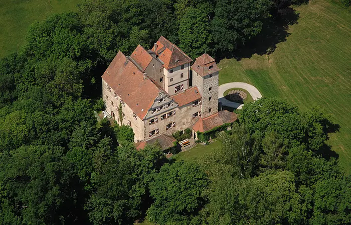 Vogelperspektive auf das Schloss Altenmuhr in Muhr am Altmühlsee.