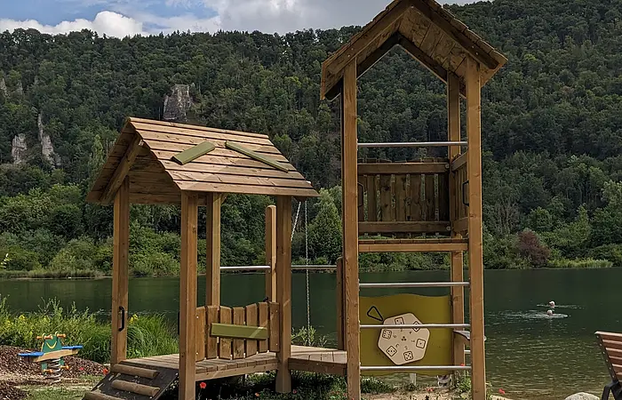 Spielplatz mit Hintergrund den Agathe See