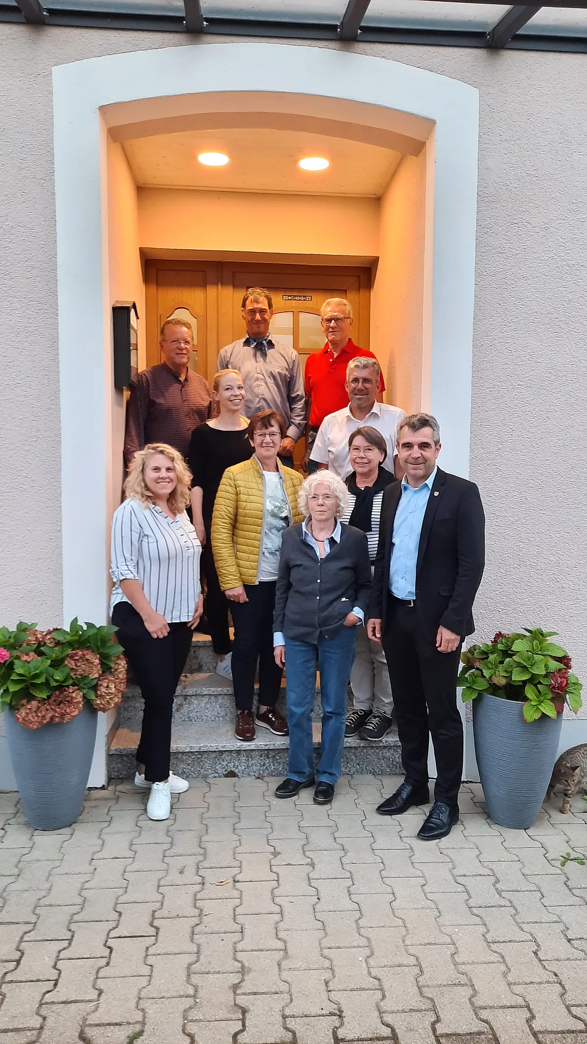Vorstandschaft Jura-Bauernhof-Museum e.V. 2022 Die neue Vorstandschaft hat sich auf einem Foto versammelt. Es handelt sich um 10 Personen verschiedenen Geschlechts und Alters.