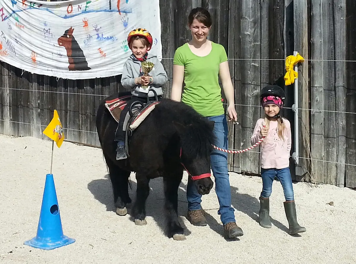 Kinder reiten auf einem Pony