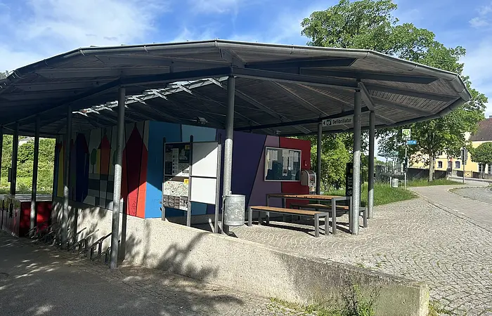 Das Gebäude mit den Toiletten, Unterstellmöglichkeiten am Parkplatz.
